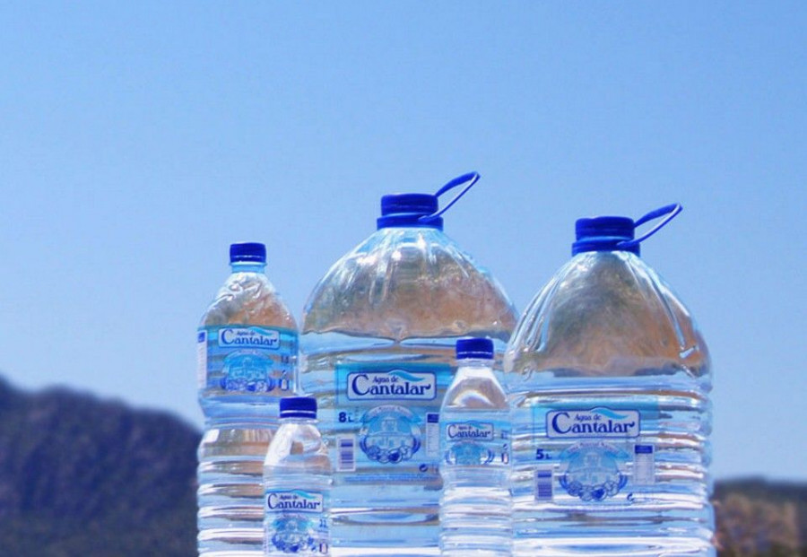 En la planta embotelladora se envasan las siguientes referencias, Garrafas: 8 y 5 litros; y Botellas: 1,5 litros; 0,5 litros y 0,33 litros.