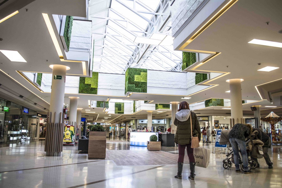 El centro dispone de más de 30.000 m2 de superficie comercial y cuenta con 1.800 plazas de aparcamiento.