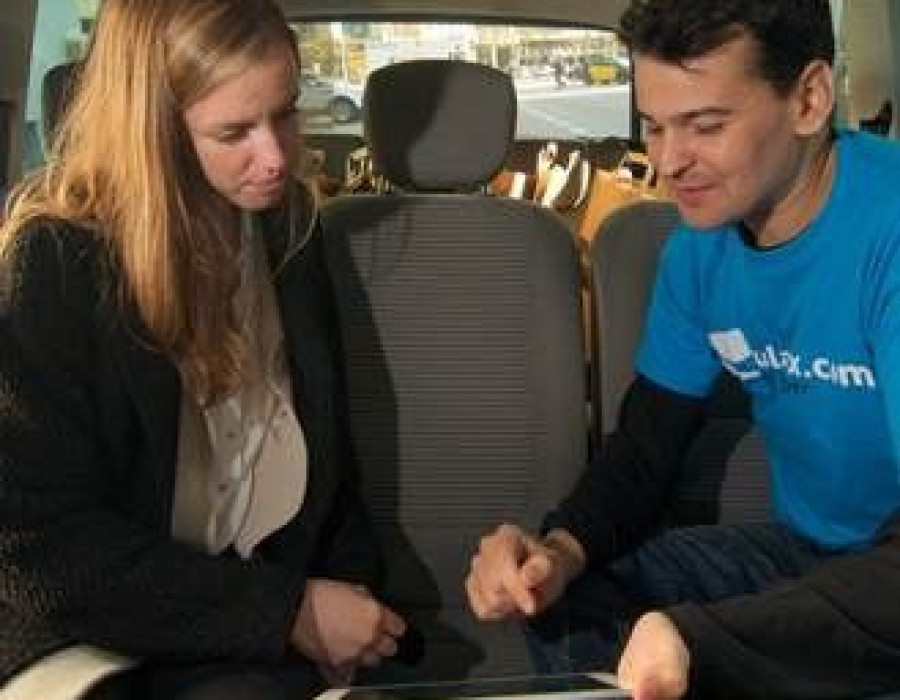 Con un iPad, se ha enseñado a los pasajeros de Hailo cómo acceder a Ulabox desde cualquier dispositivo.