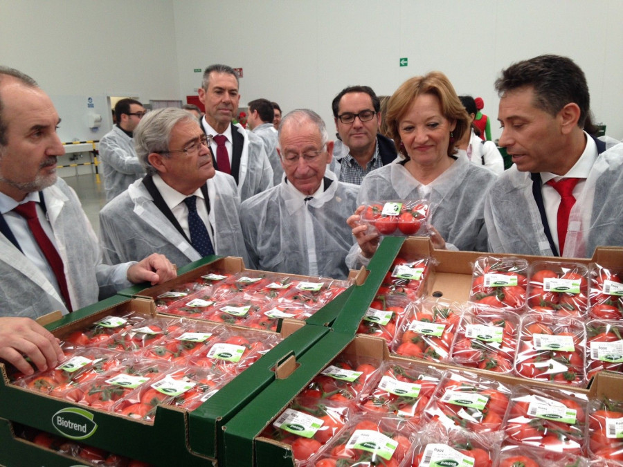 Momento de la visita de Carmen Ortíz a la planta de Biosabor en Níjar, Almería.