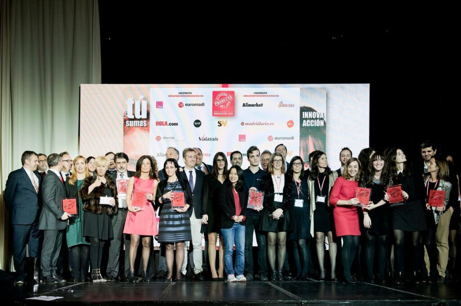 Los galardonados posaron en una foto general de todo el grupo con sus respectivos premios.