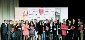 Los galardonados posaron en una foto general de todo el grupo con sus respectivos premios.