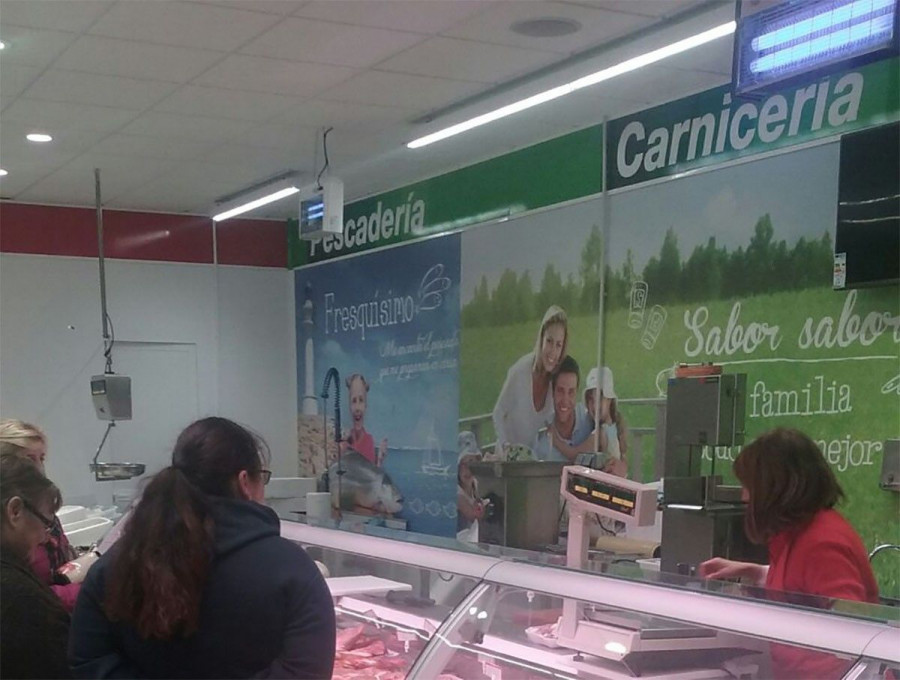 El establecimiento cuenta con 200 m2 de sala de ventas y y ofrece las secciones de charcutería, panadería y frutería.