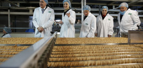 García Tejerina destacó al conocer Gullón, “una de las plantas industriales más grandes de Europa”.