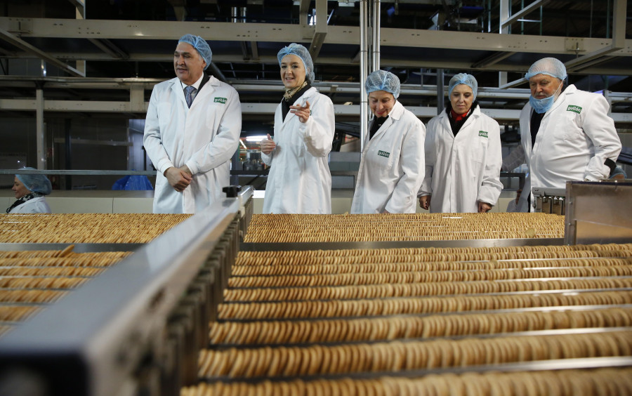 García Tejerina destacó al conocer Gullón, “una de las plantas industriales más grandes de Europa”.