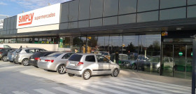 El nuevo supermercado cuenta con un surtido compuesto por más de 15.000 referencias de productos la mayor parte de ellos de alimentación.