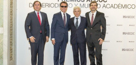 Las categorías periodísticas de los premios han reconocido la trayectoria profesional de Matías Prats y el trabajo de Miguel Ángel García Vega. En la imagen, los premiados junto a Tomás Pascu