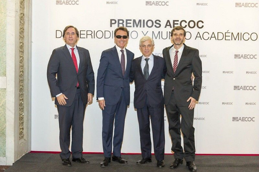Las categorías periodísticas de los premios han reconocido la trayectoria profesional de Matías Prats y el trabajo de Miguel Ángel García Vega. En la imagen, los premiados junto a Tomás Pascu