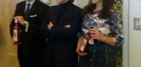 Rosa y Francisco Vañó, junto a Raphael, durante la presentación del nuevo aceite que tuvo lugar en el Teatro Real de Madrid.