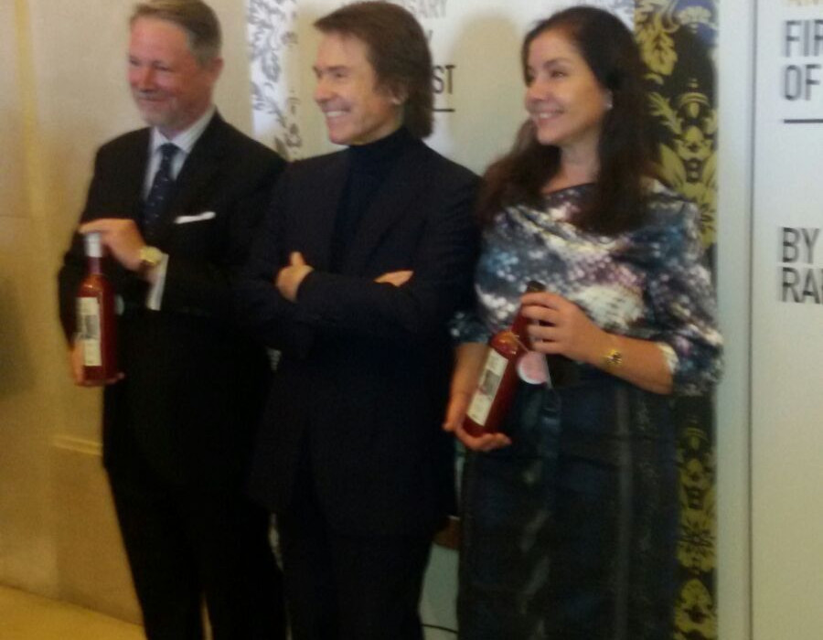 Rosa y Francisco Vañó, junto a Raphael, durante la presentación del nuevo aceite que tuvo lugar en el Teatro Real de Madrid.