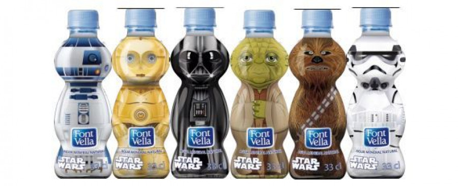 Los protagonistas representados en forma de botella de Agua Mineral Natural son Stormtrooper, Chewbacca, C3PO, R2-D2, Yoda y Darth Vader.