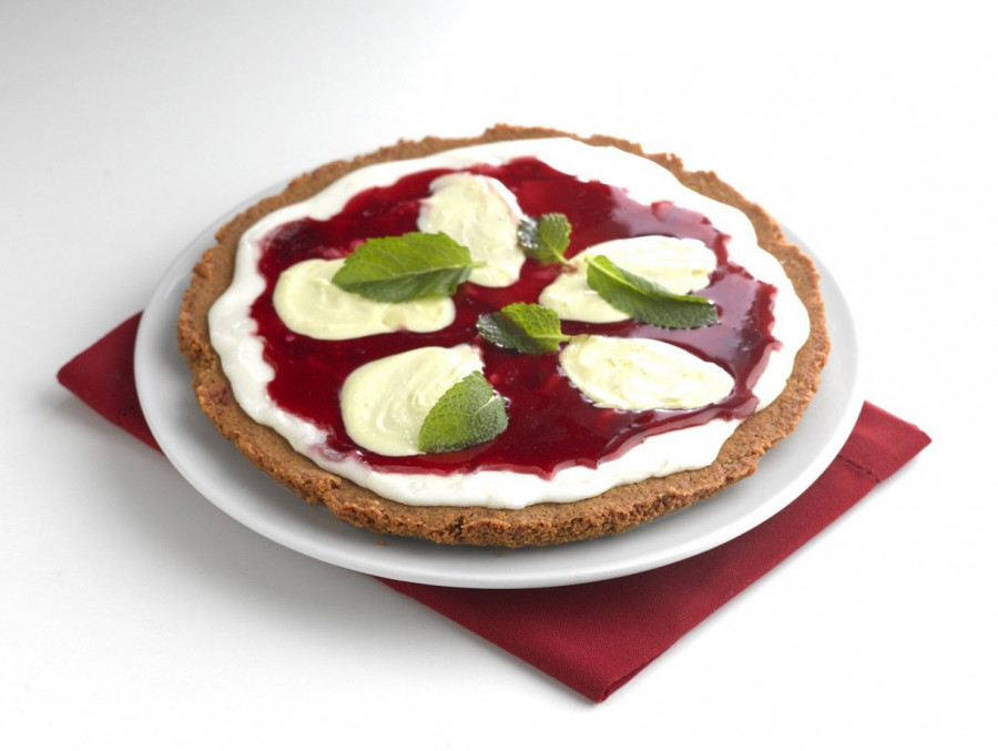 Elaborada con una base de galleta cookie, helado de chocolate blanco, mermelada de fresa y hojas  de menta fresca, Ice cream Pizza entra a formar parte de la carta de postres de VIPS.