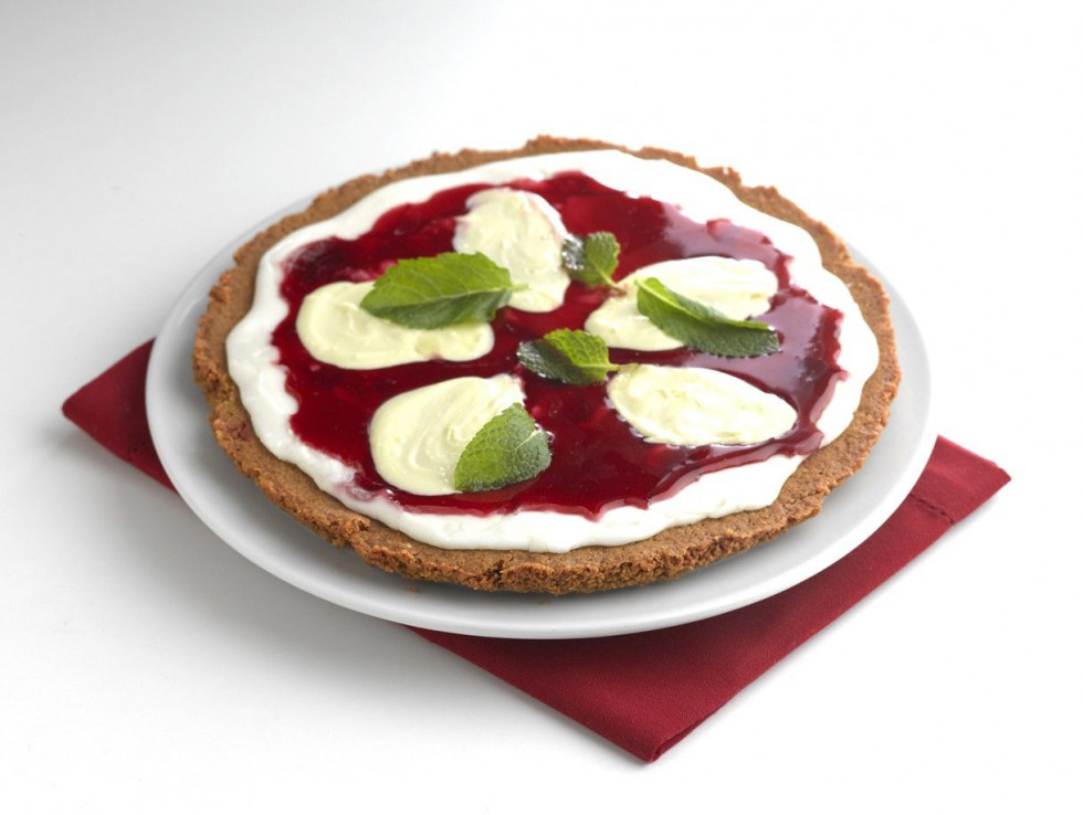 Elaborada con una base de galleta cookie, helado de chocolate blanco, mermelada de fresa y hojas  de menta fresca, Ice cream Pizza entra a formar parte de la carta de postres de VIPS.