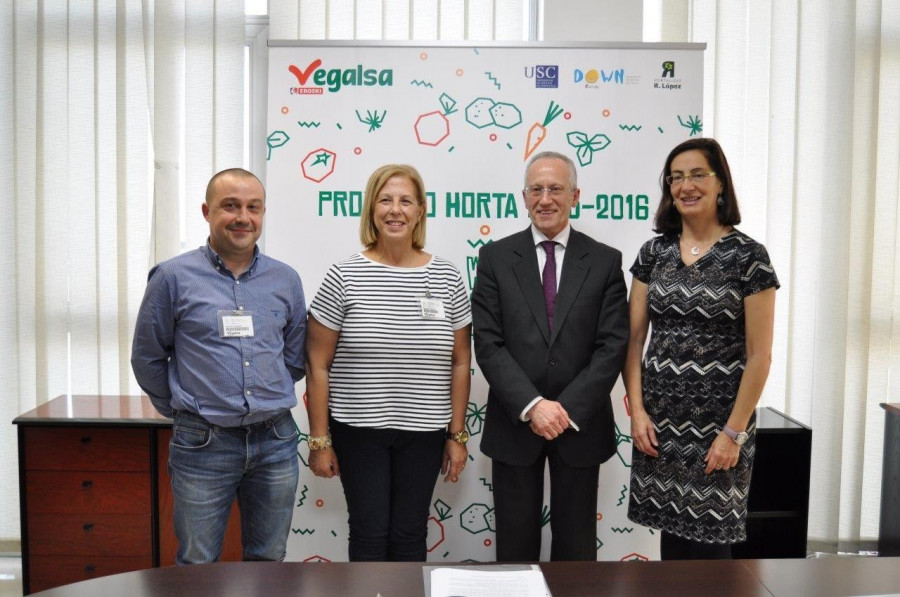 Roberto J. López Tusset, productor y proveedor de Vegalsa-Eroski; María Teresa Ruocco Líppolis, vicepresidenta de Down Coruña; Joaquín González Iglesias, dtor gral. de Vegalsa-Eroski; y Dolores 