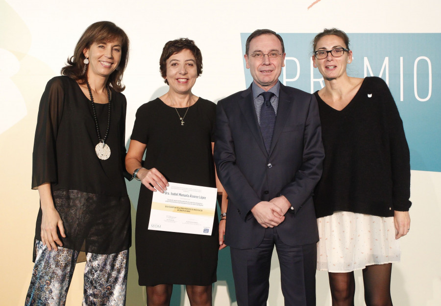 Dra. Pilar Garrido, presidente de SEOM 2013-2015; Dra. Isabel Manuela Álvarez López, oncólogo médico del Hospital Donostia; Gregorio Alegre, Health Affairs Director de Danone; y Dra. Cristina Nada