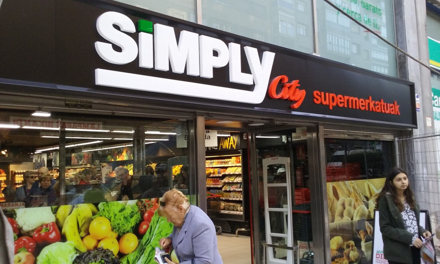 El nuevo supermercado Simply City de Zabalbide cuenta con  más de 4.000 referencias de productos presentes en los lineales.