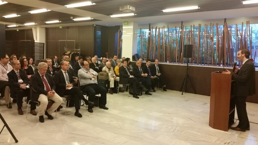 Clemente Mata ante los más de 30 operadores, entre compradores y vendedores, presentes en el acto.