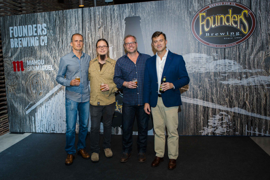 Las instalaciones de Matadero de Madrid se han transformado para la ocasión en el emblemático bar de la fábrica de Founders en Grand Rapids (Michigan). Su fundador y CEO, Mike Stevens, y su maestro