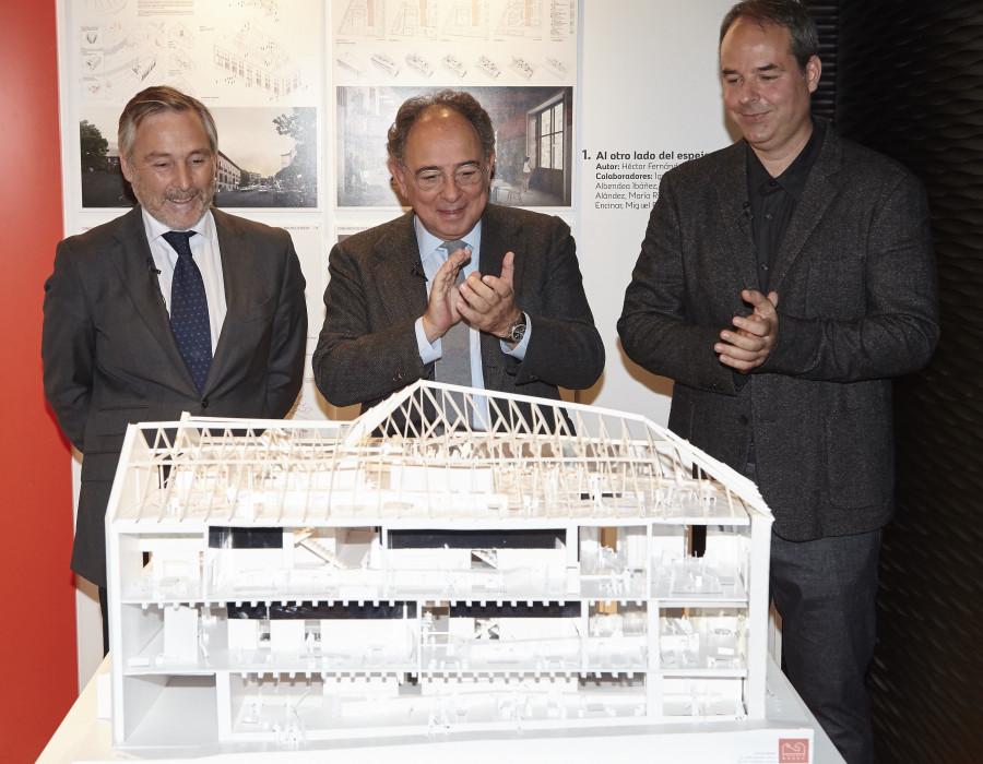 Javier López del Hierro, presidente de Mahou San Miguel, y Carlos Rubio, miembro de la Junta Rectora del Colegio de Arquitectos de Madrid (COAM), acompañados por Héctor Fernández Elorza, arquitect