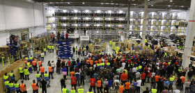 Para celebrar el arranque de la navidad, Amazon ha albergado, en su Centro Logístico en San Fernando de Henares (Madrid), un concierto de más de 400 voces.