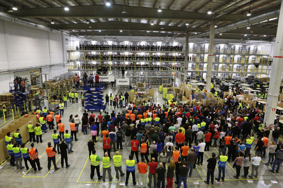Para celebrar el arranque de la navidad, Amazon ha albergado, en su Centro Logístico en San Fernando de Henares (Madrid), un concierto de más de 400 voces.