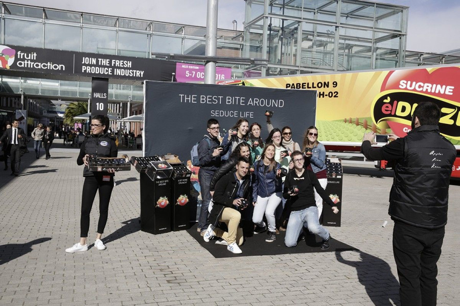 Se dispuso un espacio para la realización de fotos con el fin de solicitar a los visitantes que se dejaran inmortalizar al lado de los mensajes clave de la nueva campaña «Seduce Life».