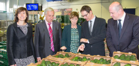 Dtra. de Alimentos Frescos de Eroski, Ana Cuevas; José Antonio Camporredondo de Fribasa; consejera de Desarrollo Económico del Gobierno Vasco, Arantxa Tapia; secretario gral. de Eroski, Mikel Larrea