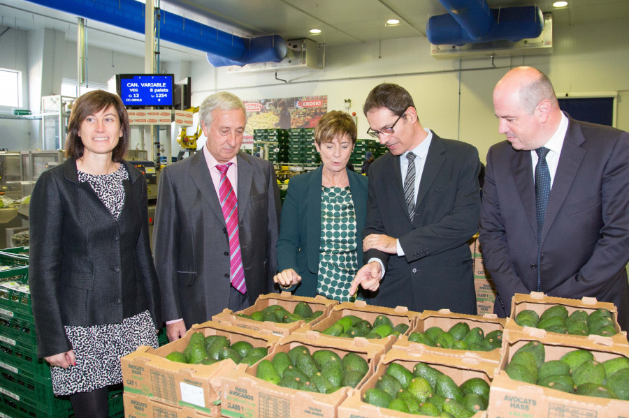 Dtra. de Alimentos Frescos de Eroski, Ana Cuevas; José Antonio Camporredondo de Fribasa; consejera de Desarrollo Económico del Gobierno Vasco, Arantxa Tapia; secretario gral. de Eroski, Mikel Larrea