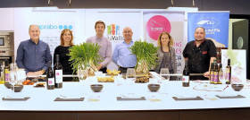De izq. a der., Joan Mira, presidente de la Associació de Restauradors de Valls, Ada Parellada, propietaria del restaurante Semproniana, Fernando Tercero, responsable de productos de Proximidad de Ca