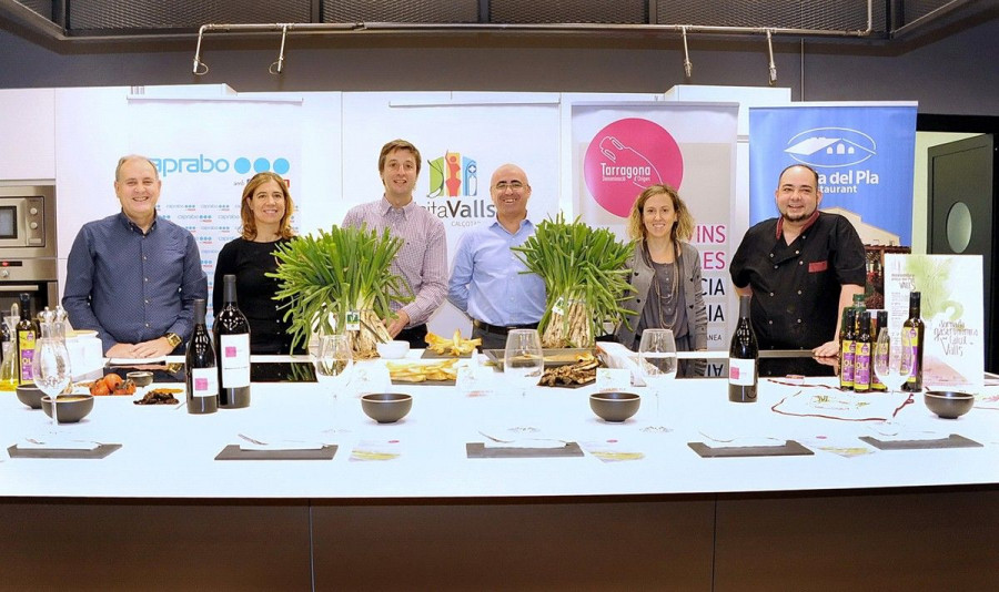 De izq. a der., Joan Mira, presidente de la Associació de Restauradors de Valls, Ada Parellada, propietaria del restaurante Semproniana, Fernando Tercero, responsable de productos de Proximidad de Ca