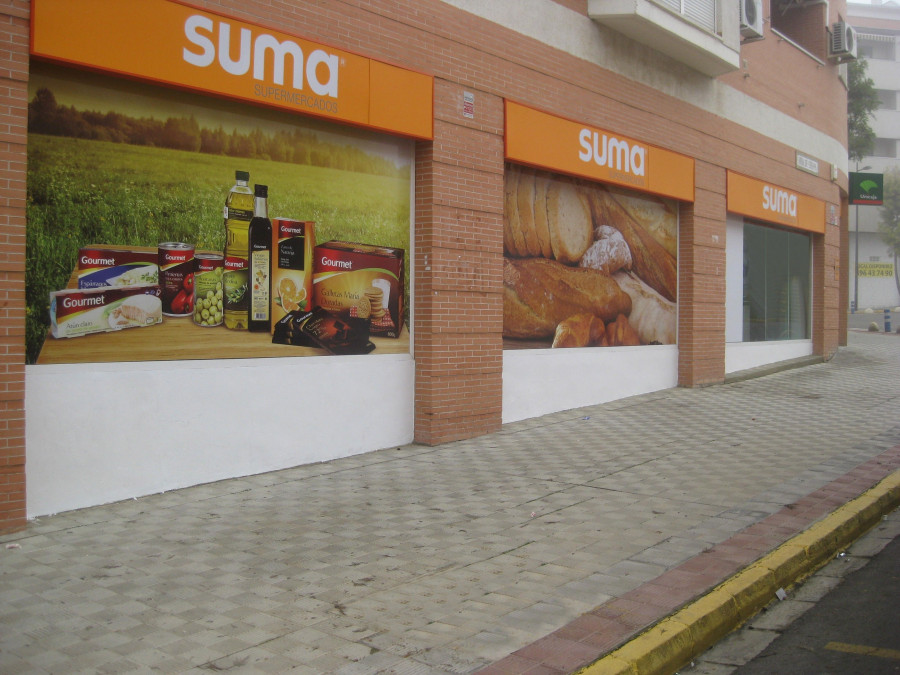Este Suma cuenta con 90 m2 de sala de ventas y emplea a 2 personas.