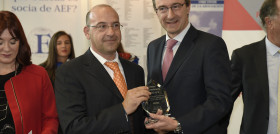El promotor de Franquicias de Eroski, Julio Gabas, recibe el premio de manos del representante de la Cámara de Comercio Francesa en Bilbao, Ignacio Frau.