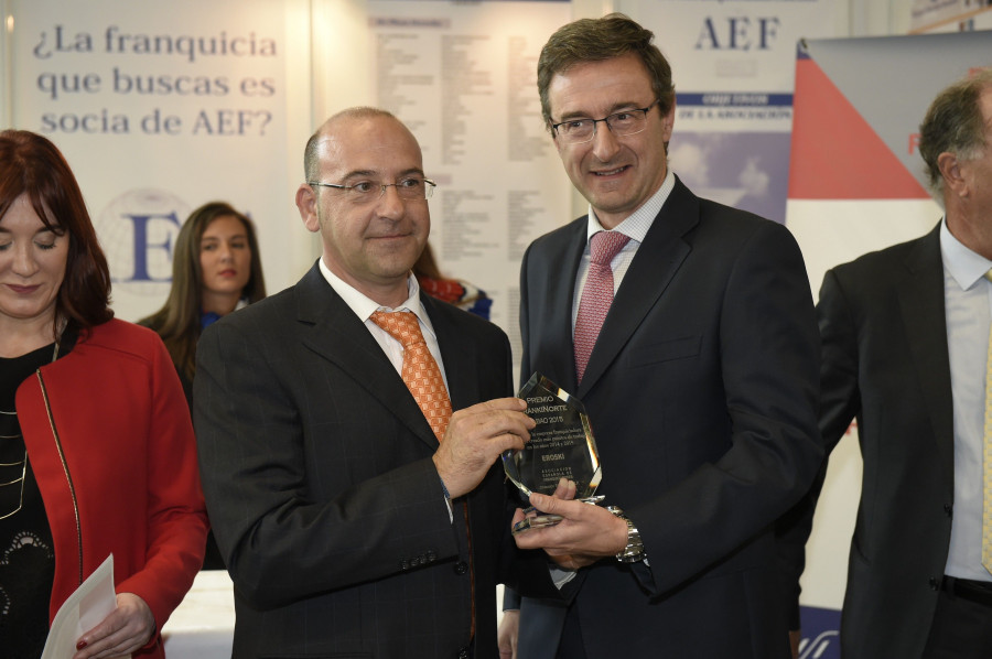 El promotor de Franquicias de Eroski, Julio Gabas, recibe el premio de manos del representante de la Cámara de Comercio Francesa en Bilbao, Ignacio Frau.