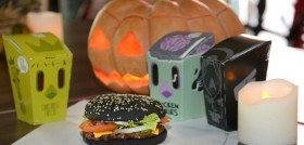 Se trata de una creación inspirada en la hamburguesa negra de Japón, con la que comparte su rasgo más identificativo, el color negro del pan.
