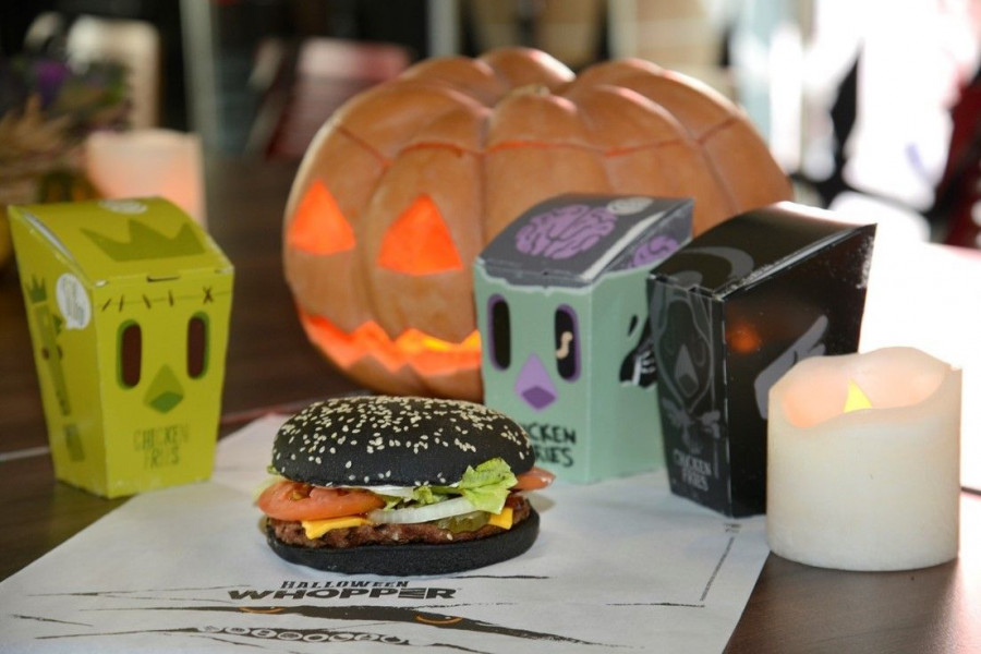 Se trata de una creación inspirada en la hamburguesa negra de Japón, con la que comparte su rasgo más identificativo, el color negro del pan.