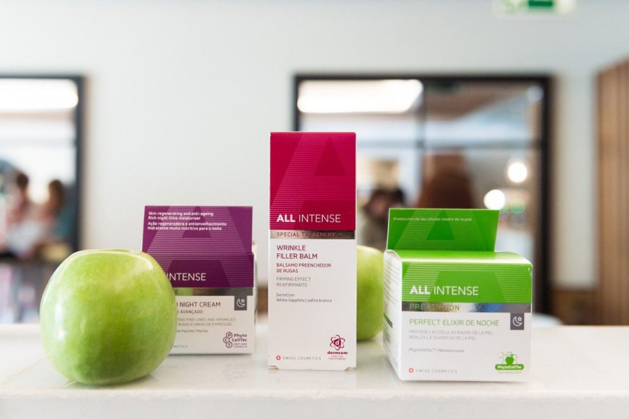La marca propia de tratamiento facial de El Corte Inglés está fabricada en exclusiva en Suiza para el grupo español por el laboratorio Mibelle Biochemistry, incorporando las últimas innovaciones t
