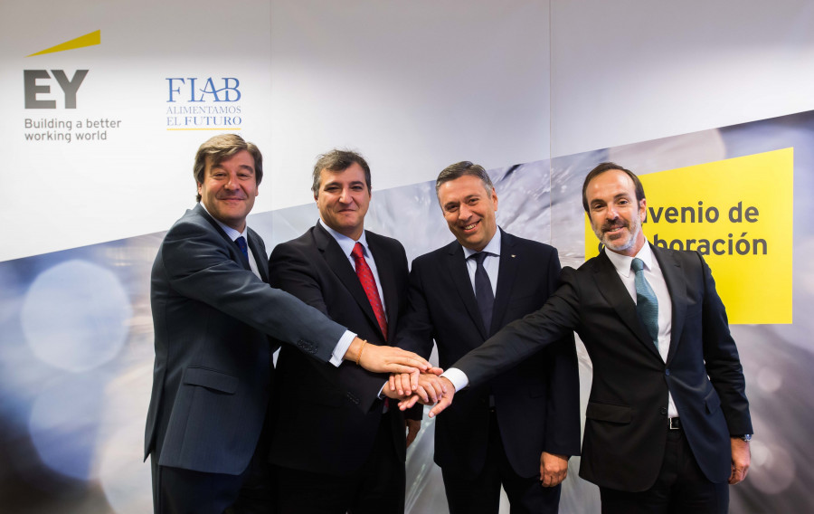 De izquierda a derecha: José Luis Ruiz Expósito, socio responsable del Sector Consumo de EY; Mané Calvo, presidente de Fiab; José Luis Perelli, presidente de EY; y Mauricio García de Quevedo, dir