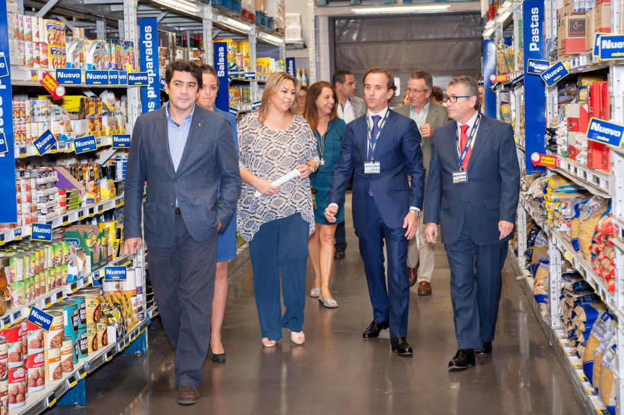 En la foto, el alcalde de Alcorcón, David Pérez García, y la primera teniente de alcalde, Silvia Cruz Martín, junto con Antonio López Esparza, director de Operaciones de Makro y José Luis Zorril