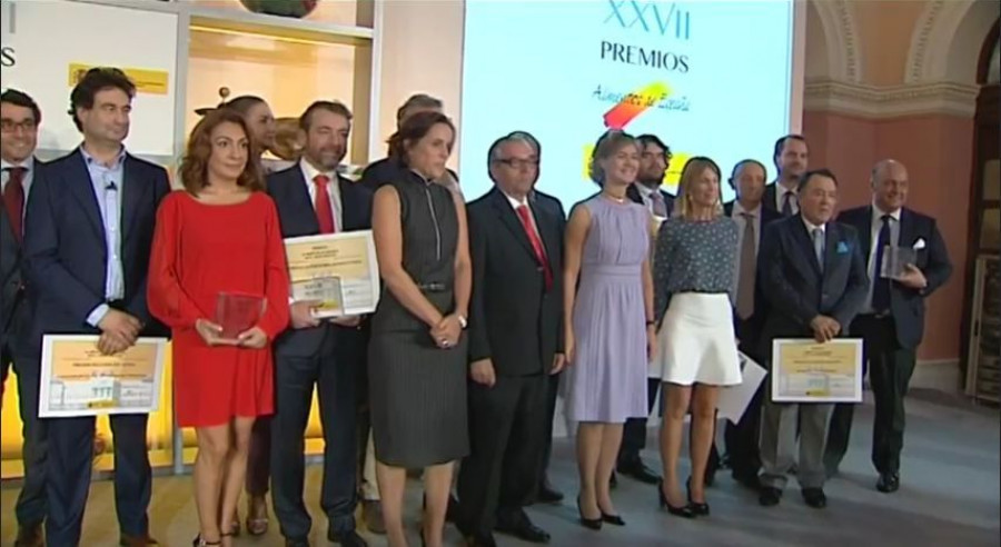 Isabel García Tejerina junto a los premiados en esta XXVII edición.