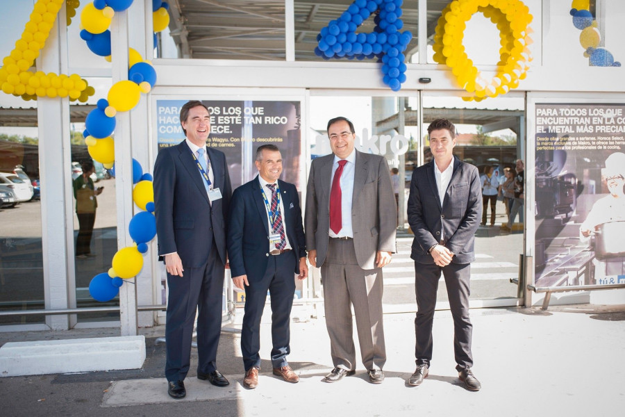 Santiago Llorente, alcalde de Leganés, ha visitado las instalaciones del Centro acompañado por José María Cervera, director general de Makro España y Portugal, Guillermo Lillo, director regional,