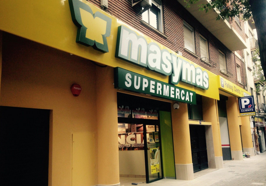 El nuevo supermercado ocupa una superficie total de 1.830 metros cuadrados, estará atendido por 20 empleados y dispone de aparcamiento gratuito para clientes.