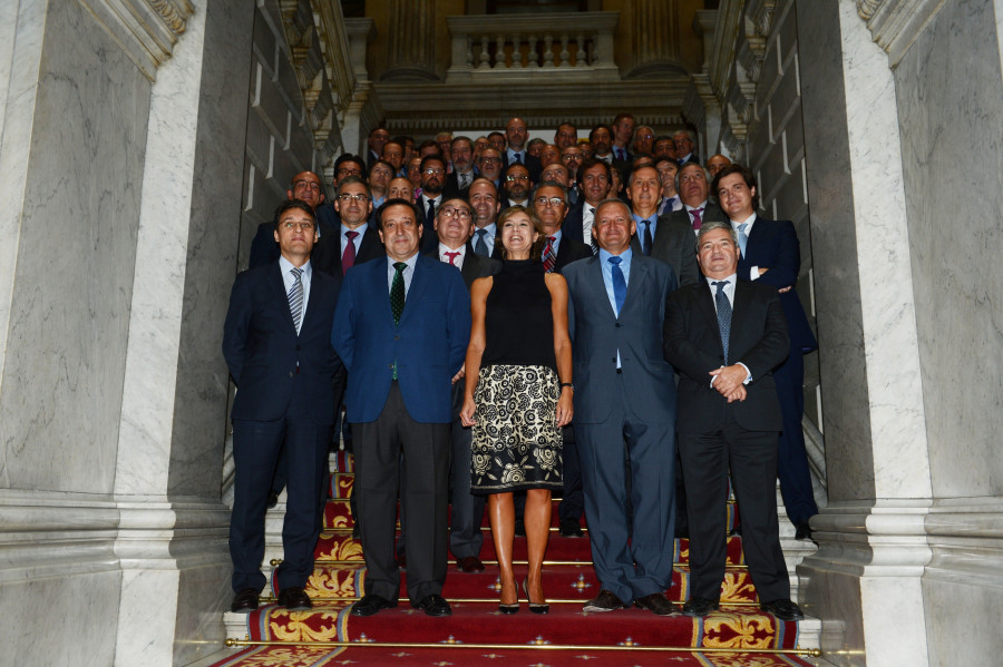 La ministra Isabel García Tejerina acompañada de todos los representantes de Industria, Distribución y Producción que han suscrito el acuerdo.