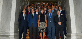 La ministra Isabel García Tejerina acompañada de todos los representantes de Industria, Distribución y Producción que han suscrito el acuerdo.