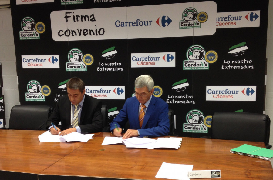 El presidente en funciones de Corderex, Mario Mera Gómez-Bravo, y el director de Carrefour en Cáceres, Ángel Martínez, han rubricado el acuerdo entre ambas entidades.