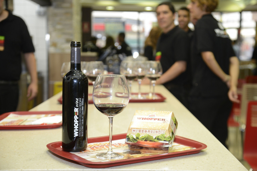 Para celebrar la fecha, Burger King ha elaborado una edición limitada de un vino tinto, el Whopper Wine.