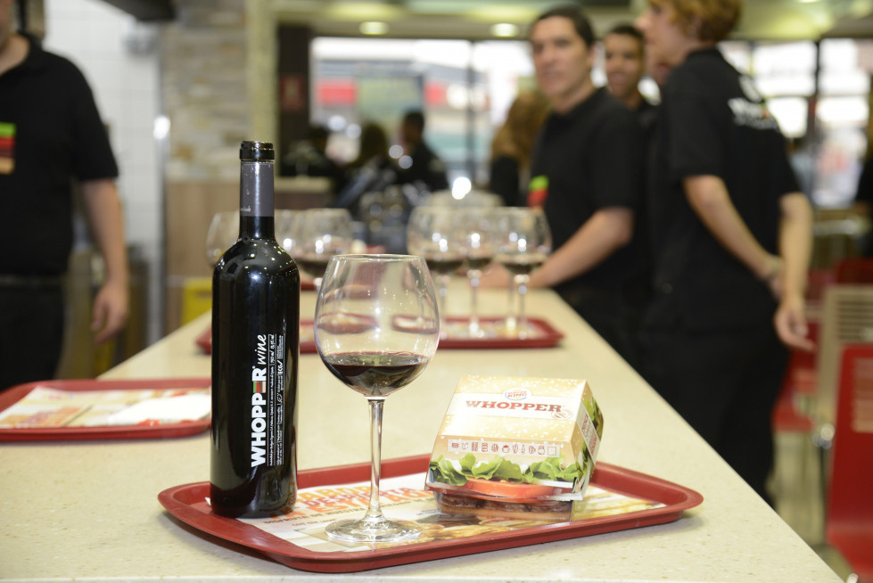 Para celebrar la fecha, Burger King ha elaborado una edición limitada de un vino tinto, el Whopper Wine.