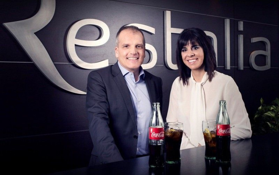 Virginia Donado, consejera delegada de Restalia, y Francesc Cosano, director corporativo de Operaciones de Coca-Cola Iberian Partners.