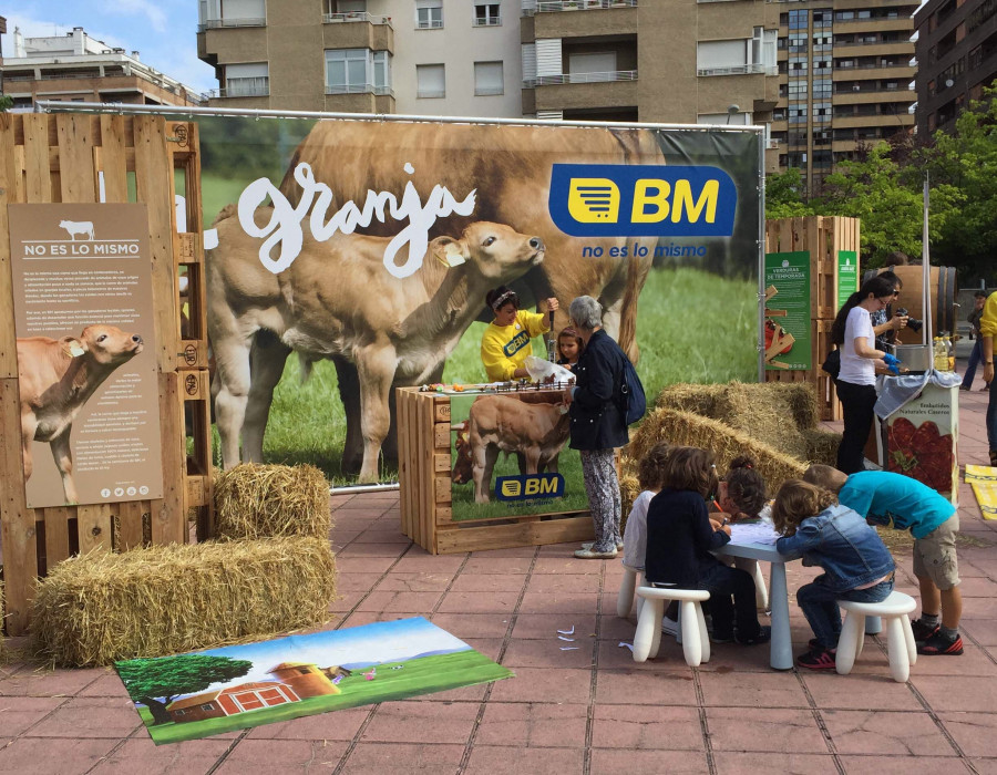 Los productos frescos y locales serán los protagonistas de una muestra que estará hasta el sábado situada en una plaza al lado de la nueva tienda.