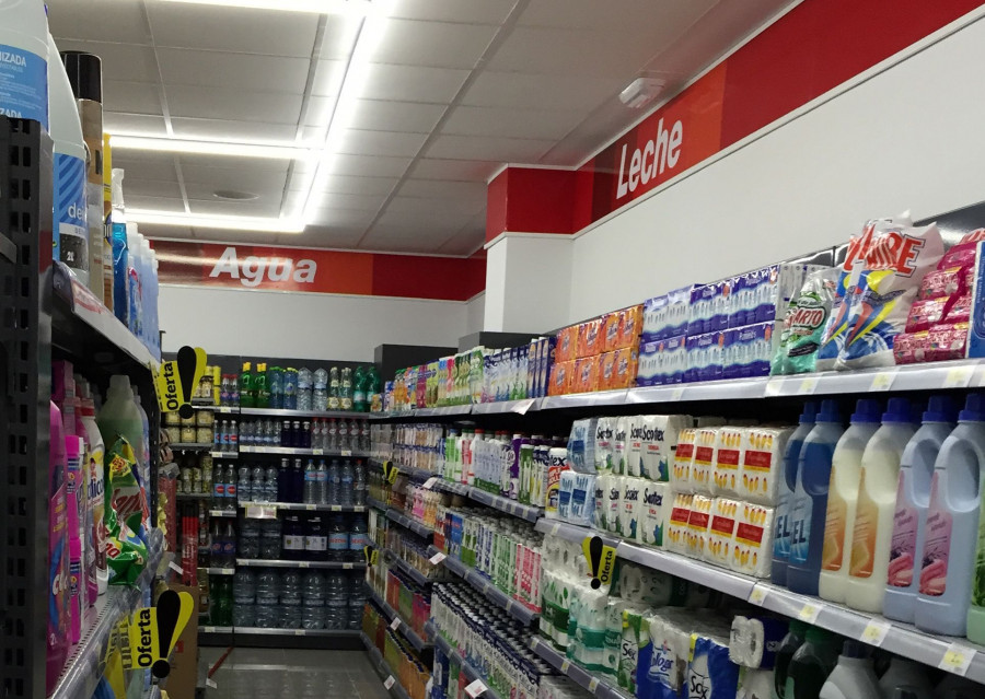Los dos negocios cuentan con todas las secciones habituales de un supermercado de proximidad, carnicería y charcutería tanto en despacho como en libre servicio.