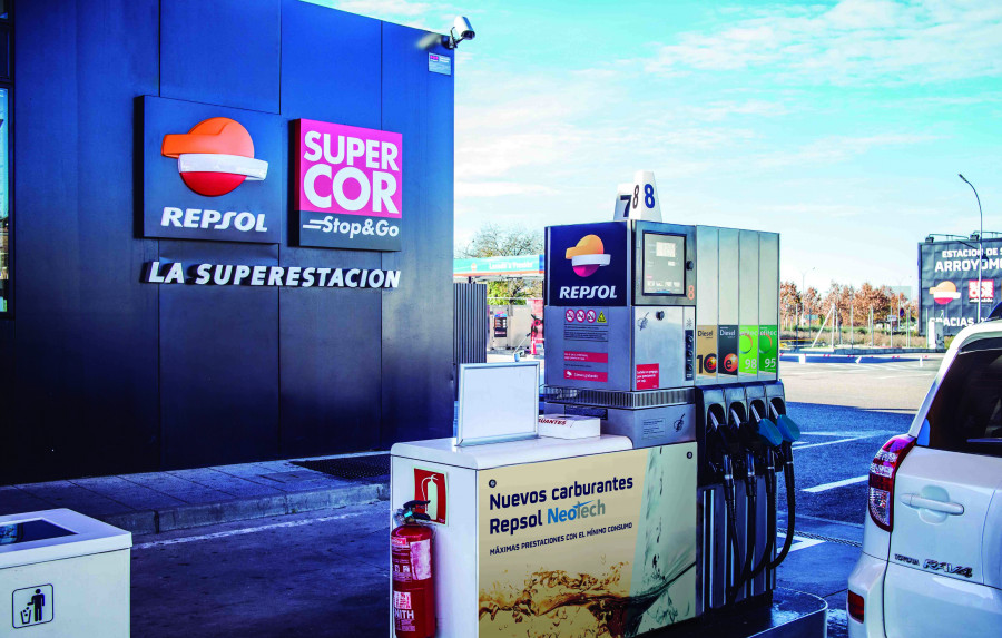 Gespevesa es una sociedad constituida y participada al 50% por Repsol y El Corte Inglés que gestiona una red de cerca de 40 estaciones de servicio.